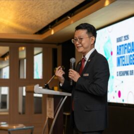 IDerrick Yip speaking about AI in financial advisory at IFPAS event