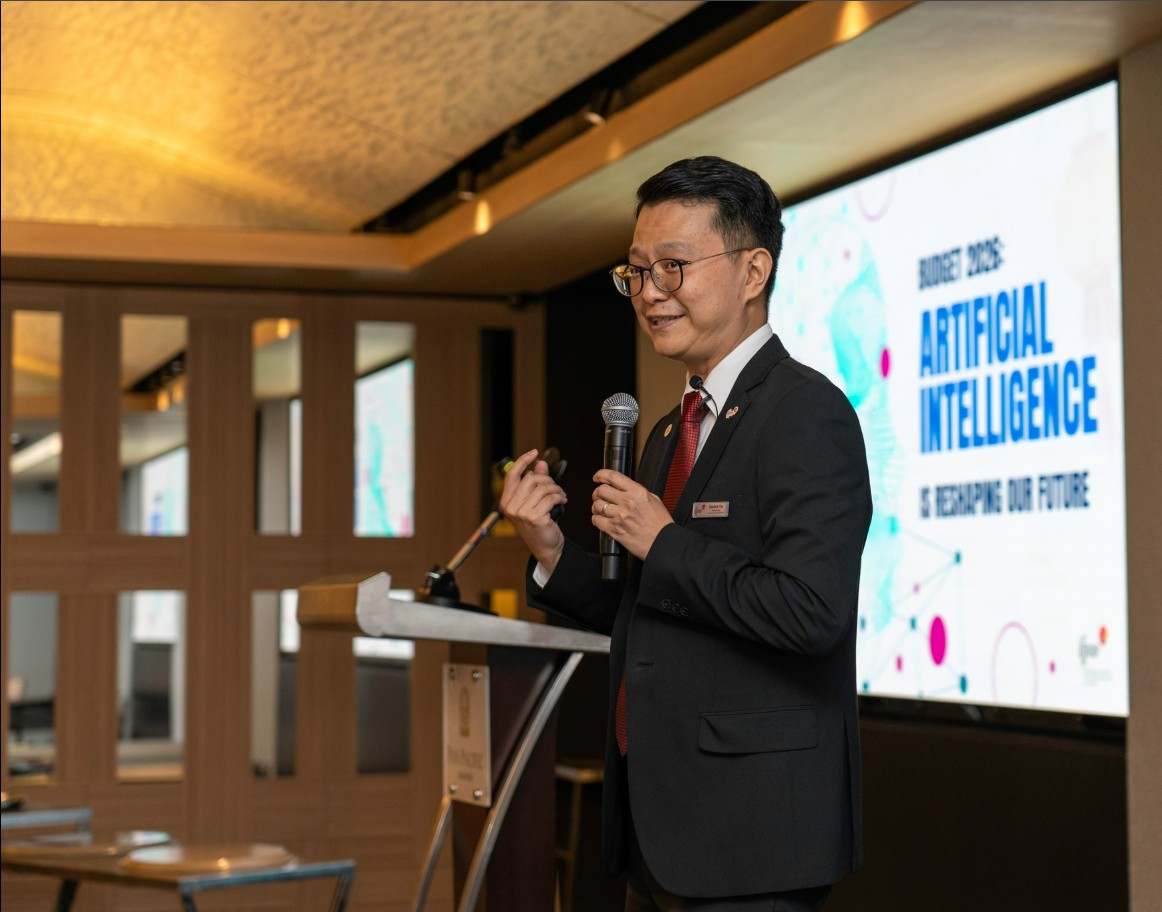 IDerrick Yip speaking about AI in financial advisory at IFPAS event